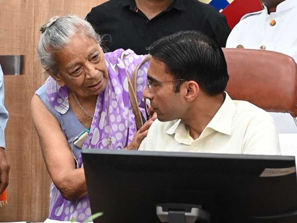 गिफ्ट डीड पाकर बेटे ने कर दिया था माता-पिता को सम्पति से बेदखल; पोते-पोती से मिलने पर लगा दी थी रोक :डीएम