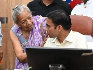 गिफ्ट डीड पाकर बेटे ने कर दिया था माता-पिता को सम्पति से बेदखल; पोते-पोती से मिलने पर लगा दी थी रोक :डीएम