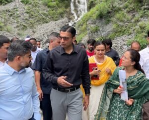 वर्षाकाल में ग्राउण्ड जीरो पर डीएम सविन बंसल; जाना  दुर्गम क्षेत्र के लोगों का हाल