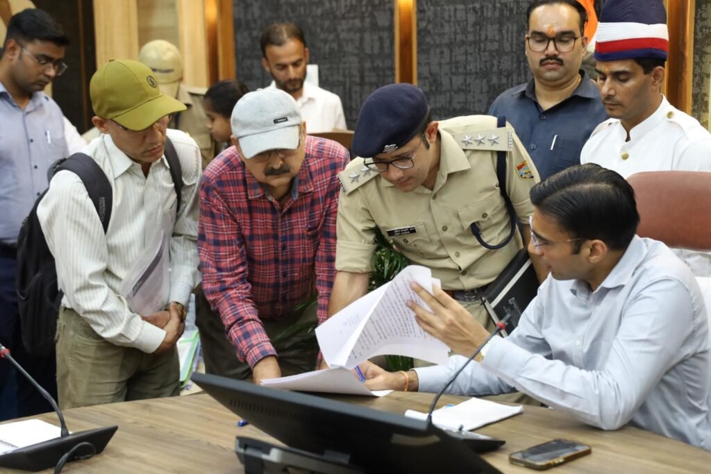 सड़क पर गेट से एम्बुलेंस घुसने में हो रही वर्षों से दिक्कत; गंभीर बीमार है बजुर्ग पिता प्रदीप की डीएम से गुहार; उप नगर आयुक्त व सीओ सदर कल तक गेट ध्वस्तीकरण निर्देश