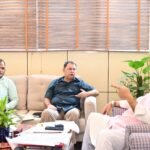 प्रदेश में अतिवृष्टि से किसानों की फसलों को हुए नुकसान की समीक्षा करते कृषि मंत्री गणेश जोशी।