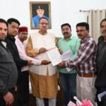 मंत्री गणेश जोशी ने कहा कि राज्य सरकार ग्रामीण क्षेत्रों के समग्र विकास के लिए प्रतिबद्ध है और जनप्रतिनिधियों के सुझावों के आधार पर योजनाओं को और प्रभावी बनाया जाएगा