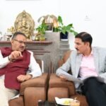 मंत्री गणेश जोशी से मिले गढ़वाल राइफल्स के कर्नल ऑफ द् रेजिमेंट लेफ्टिनेंट जनरल दिनेश सिंह राणा