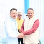 कैबिनेट मंत्री गणेश जोशी ने शॉल भेंट कर केंद्रीय राज्यमंत्री जितिन प्रसाद का किया अभिनंदन